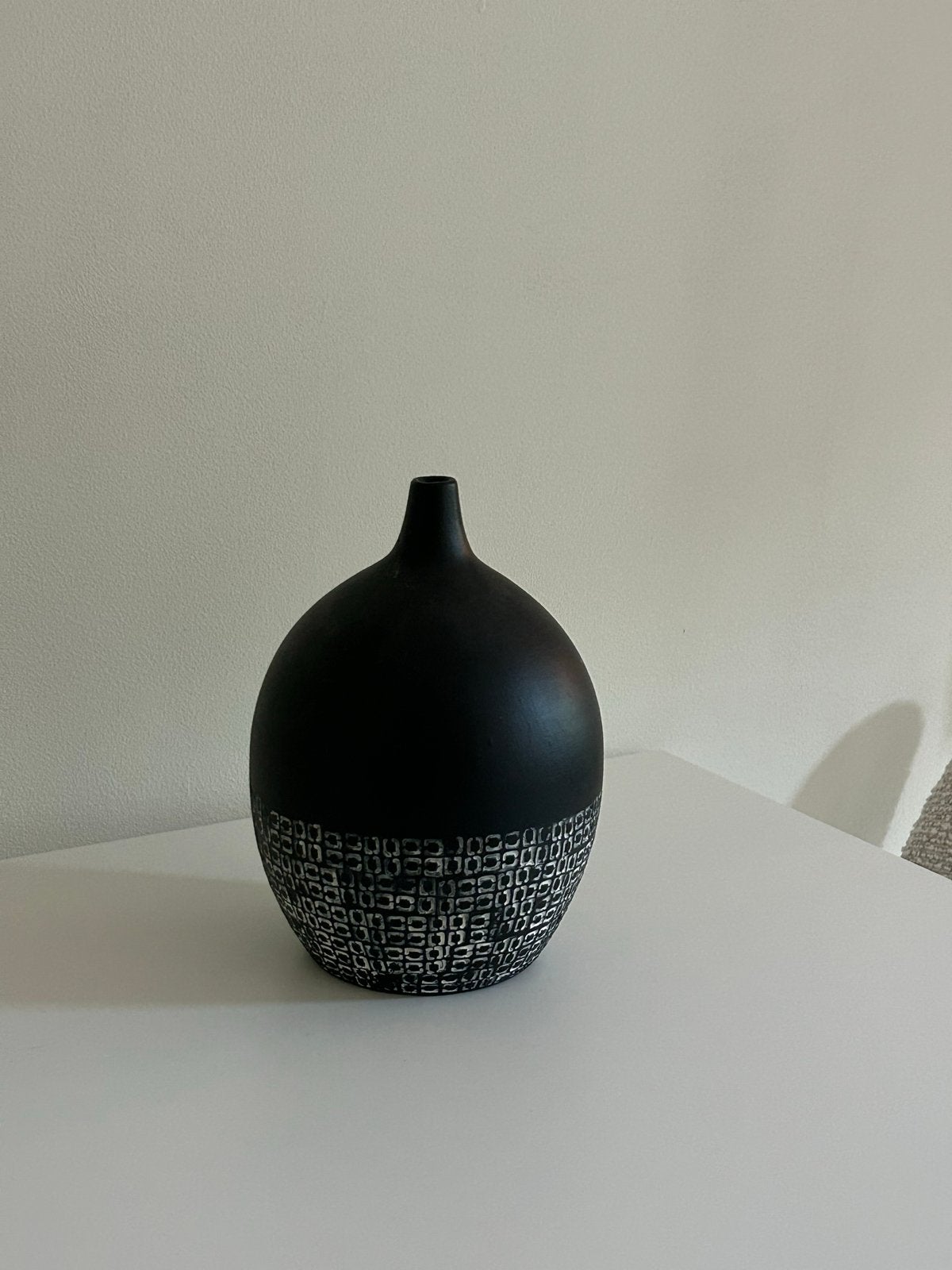 Zwarte decoratieve vaas, Zwart, Steen/keramiek, Ophalen, 24 cm