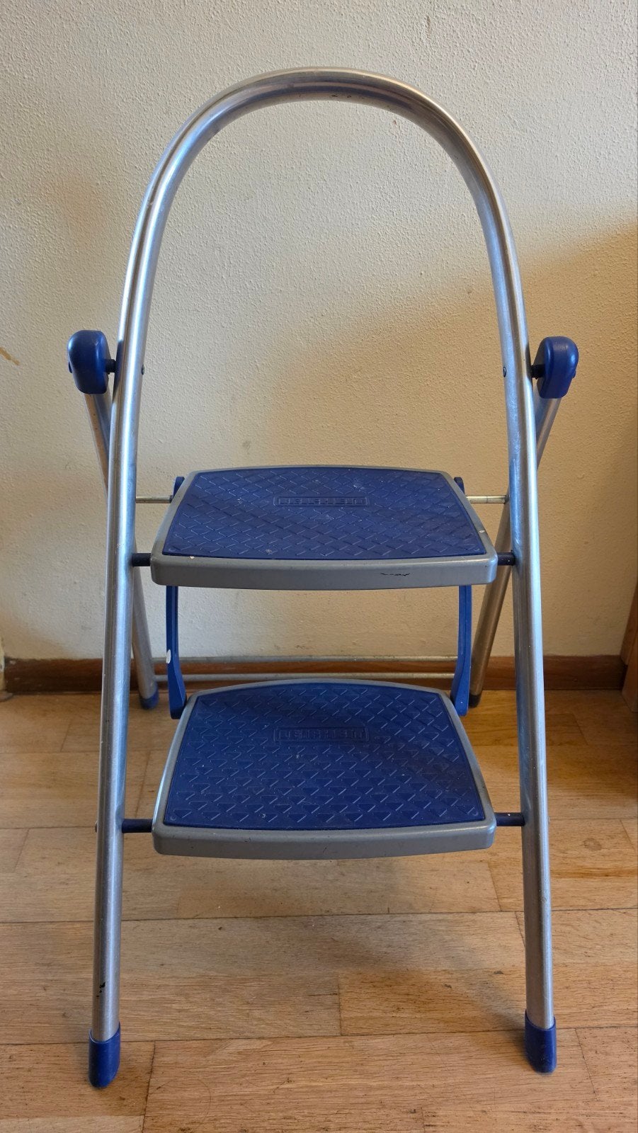 Leifheit Opvouwbare Keukentrap - 2 Treden, Doe-het-zelf en Verbouw, Ladders en Trappen, Ophalen, Gebruikt, Trap, Opvouwbaar of Inschuifbaar