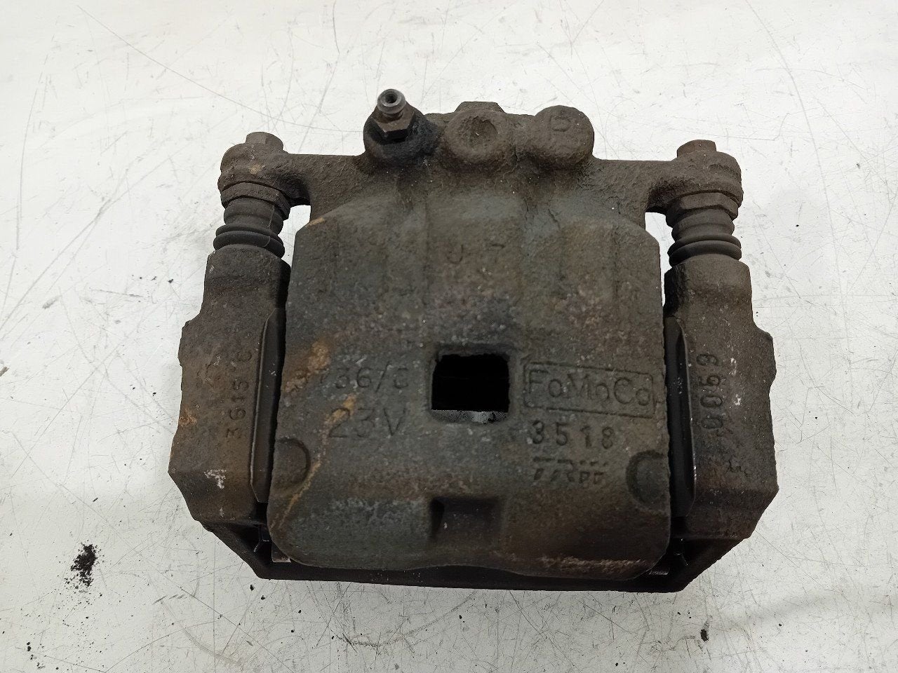 Remklauw rechts voor Ford Fiesta, Auto-onderdelen, Onderdelen@venauto.nl, Van der Ven Autorecycling B.V., Gebruikt, Ettenseweg 76, 4706 PB Roosendaal, The Netherlands