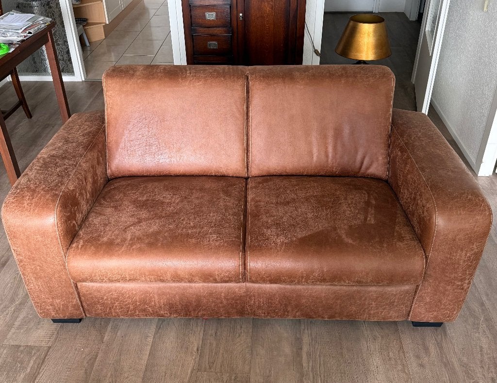 Comfortabele tweezitsbank in cognacbruin, Huis en Inrichting, Banken | Bankstellen, Ophalen, Overige materialen, Gebruikt, 150 tot 200 cm