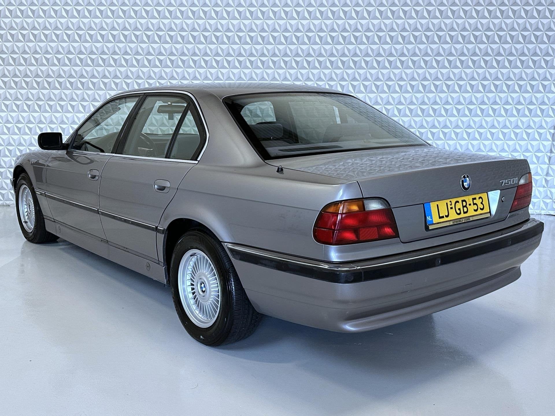 BMW 7-serie 750i V12 Youngtimer PDC Stoelverwarming Clmate+C, Auto's, Automaat, Origineel Nederlands, Bedrijf, Grijs