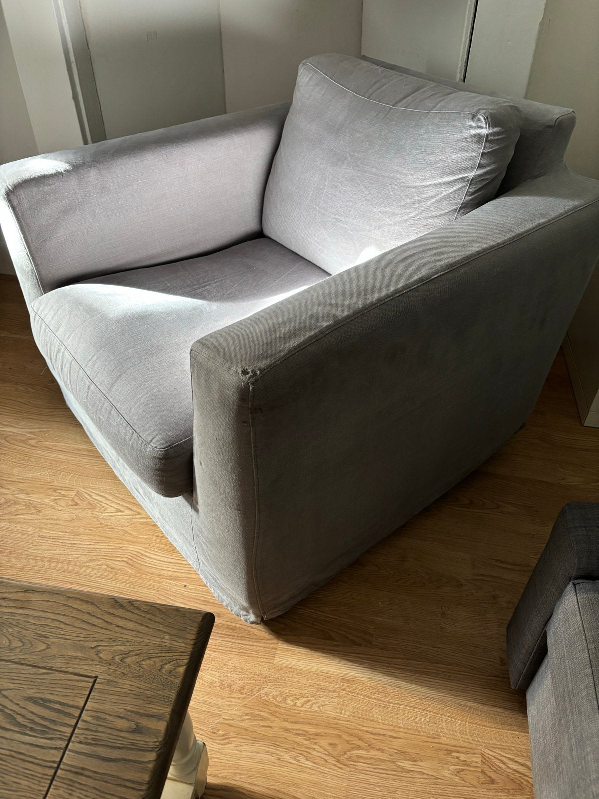 Comfortabele grijze fauteuil, Ophalen, Zo goed als nieuw, Stof, 75 tot 100 cm