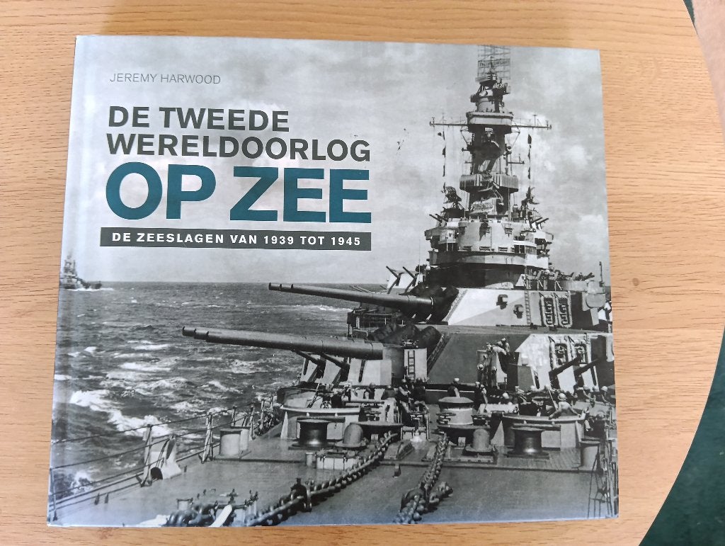De tweede wereldoorlog op zee. Hardcover. Omniboek, Marine, Zo goed als nieuw, Jeremy Harwood, Ophalen