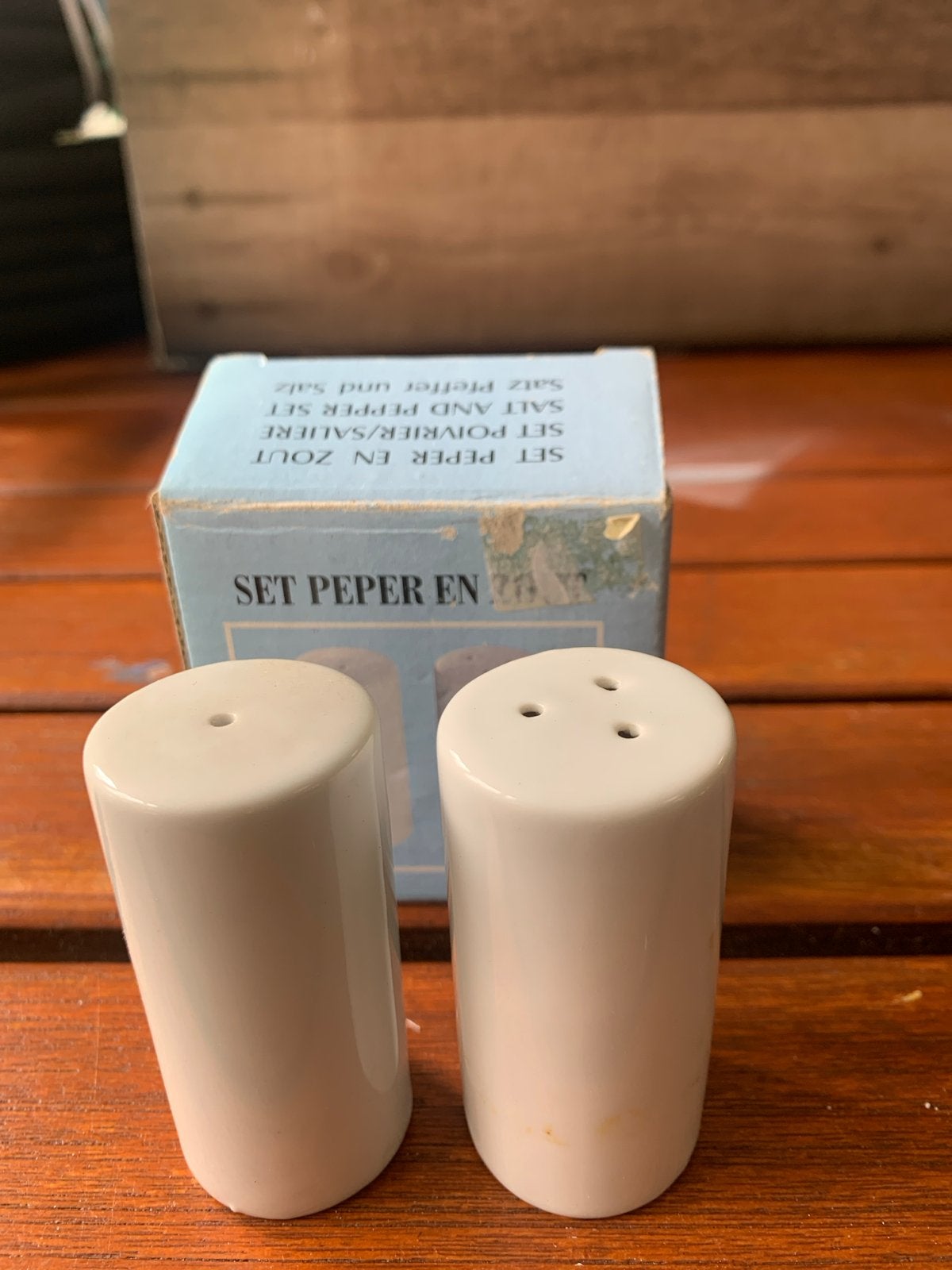 Nieuw porseleinen peper- en zoutstel met dopjes, Overige typen, Nieuw, Ophalen of Verzenden, Steen/keramiek