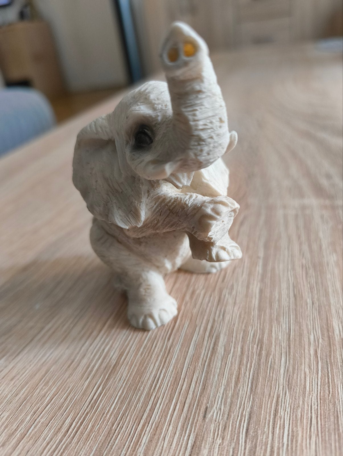 Olifanten beeldje ivoorkleurig - 10 cm hoog, Verzamelen, Beelden en Beeldjes, Ophalen of Verzenden, Gebruikt, Dier