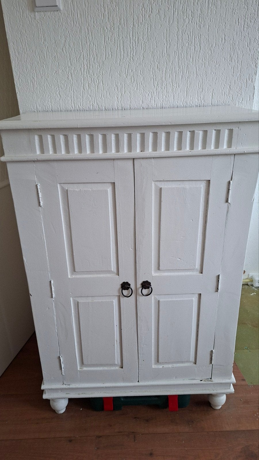 Wit houten kastje met twee deuren, Ophalen