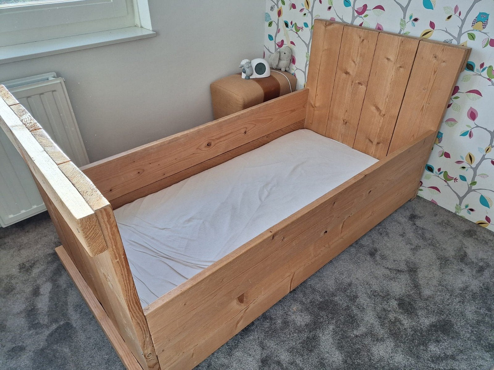 Stevig houten peuterbed met matras, Kinderen en Baby's, Kinderkamer | Bedden, Ophalen, Gebruikt, 70 tot 85 cm, 140 tot 160 cm