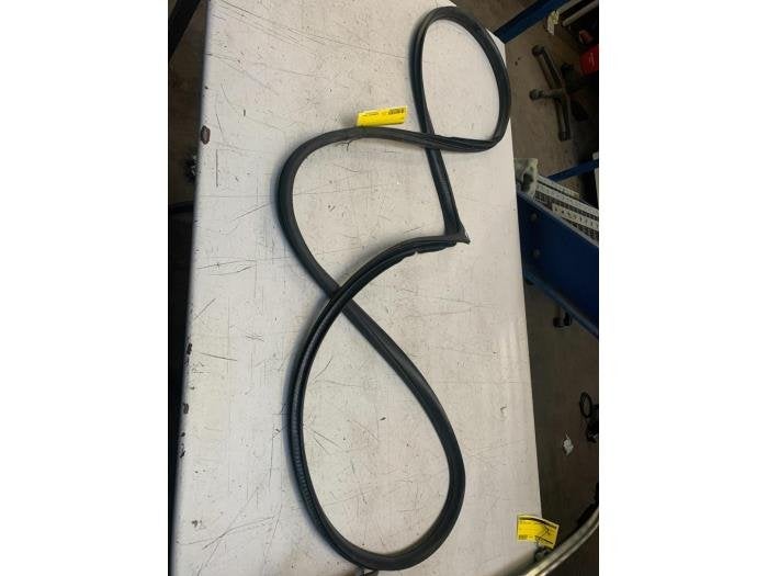 Portierrubber 4Deurs rechts-voor van een Suzuki Vitara, Gebruikt, -, -, Ophalen of Verzenden