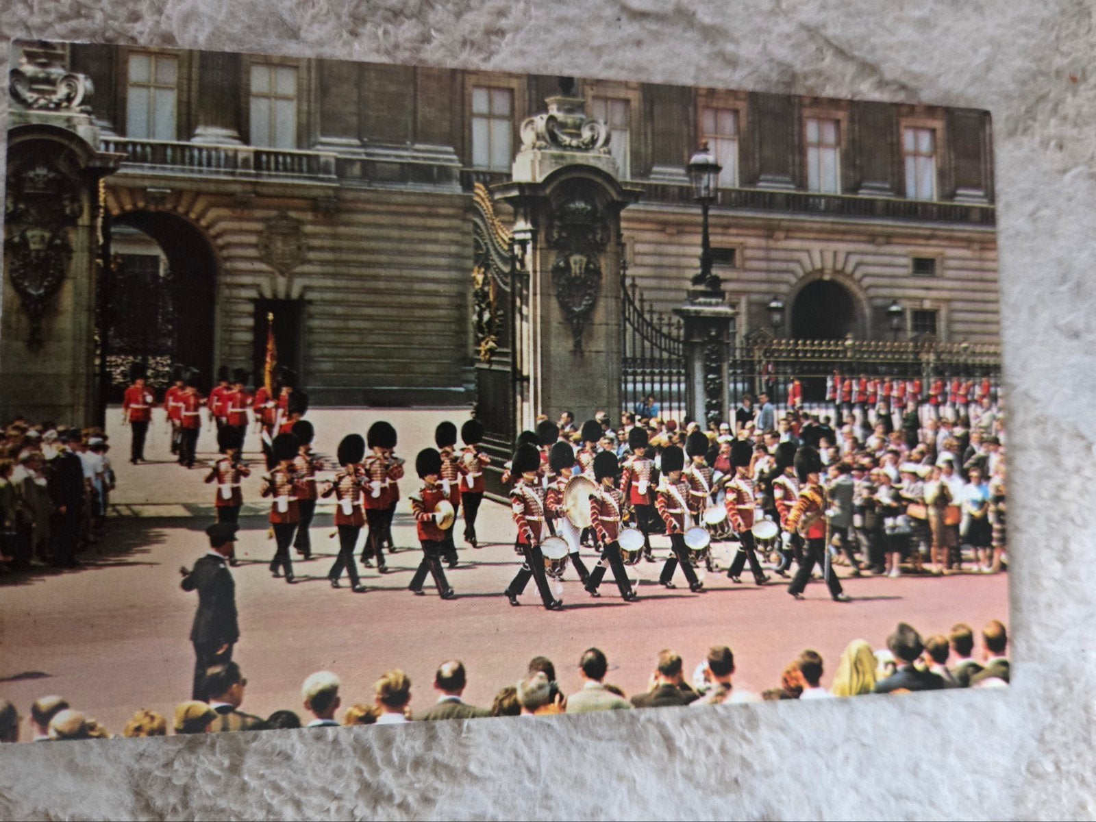 Vintage Postcard: The Queen's Guard, Buckingham Palace, Verzenden, 1960 tot 1980, Ongelopen, Engeland