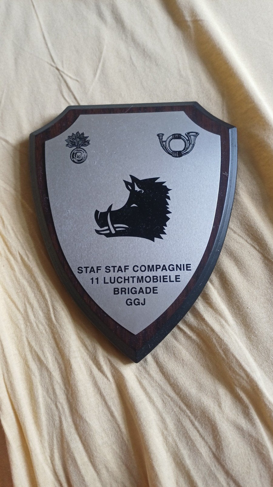 Schildje Staf Staf Compagnie 11 Luchtmobiele Brigade, Verzamelen, Ophalen of Verzenden, Landmacht, Nederland, Embleem of Badge