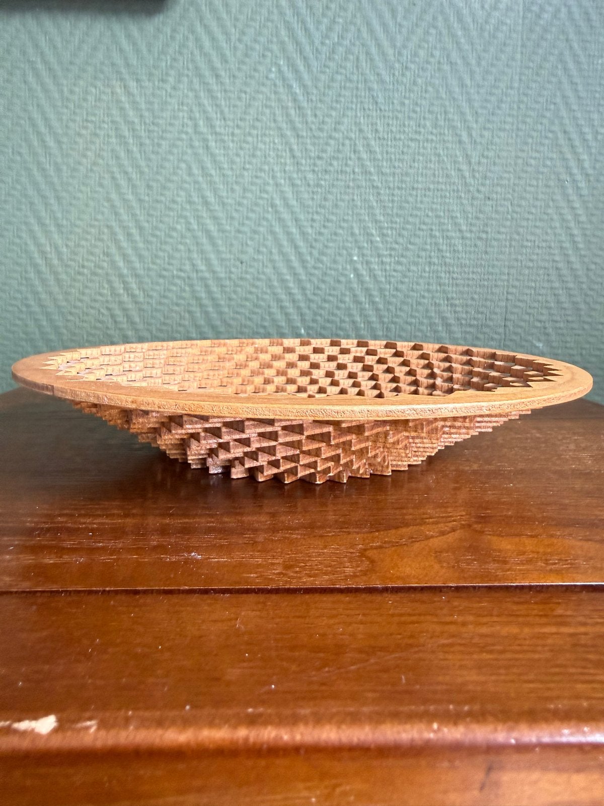Decoratieve houten schaal met ingelegd bloemmotief, Ophalen of Verzenden