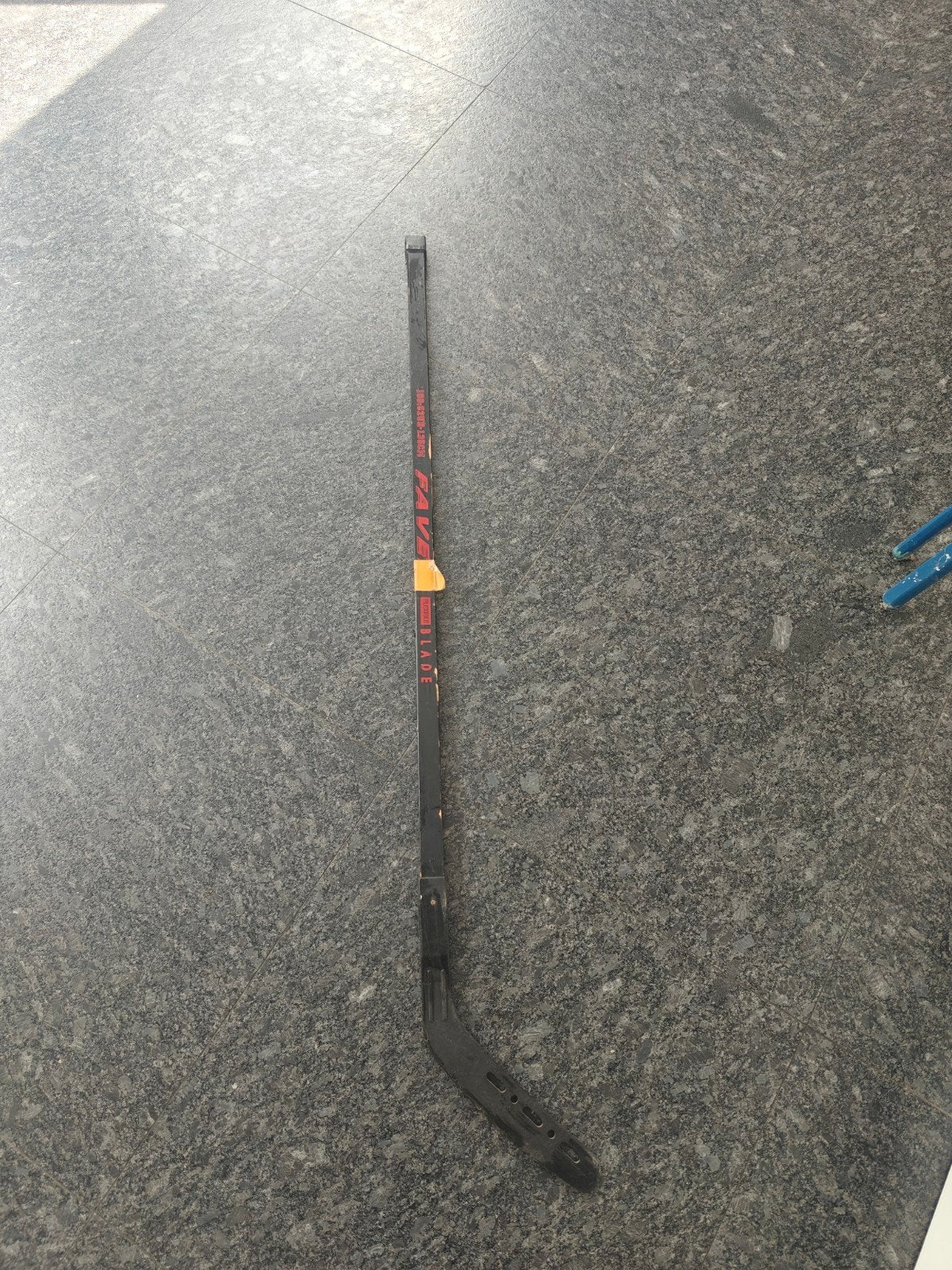 Street hockeystick 1.35m - folielaag bladert af, Ophalen, Gebruikt