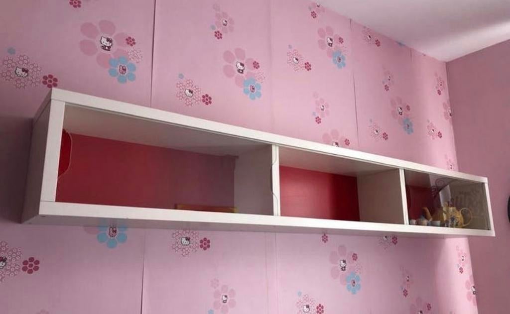 Wandkast wit met rode achterwand, Kinderen en Baby's, Kinderkamer | Commodes en Kasten, Ophalen, Zo goed als nieuw, Minder dan 50 cm