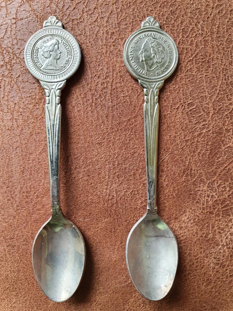 2 theelepels Wilhelmina 5 gulden en 5 cent, Ophalen of Verzenden, Gebruikt, Speld(je) of Lepel(tje)