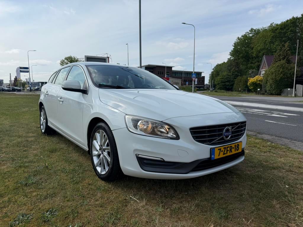 Volvo V60 D4 181pk Start/stop Geartronic 2015 Wit, Auto's, 1502 kg, 1750 kg, 4 cilinders, Leder en Stof