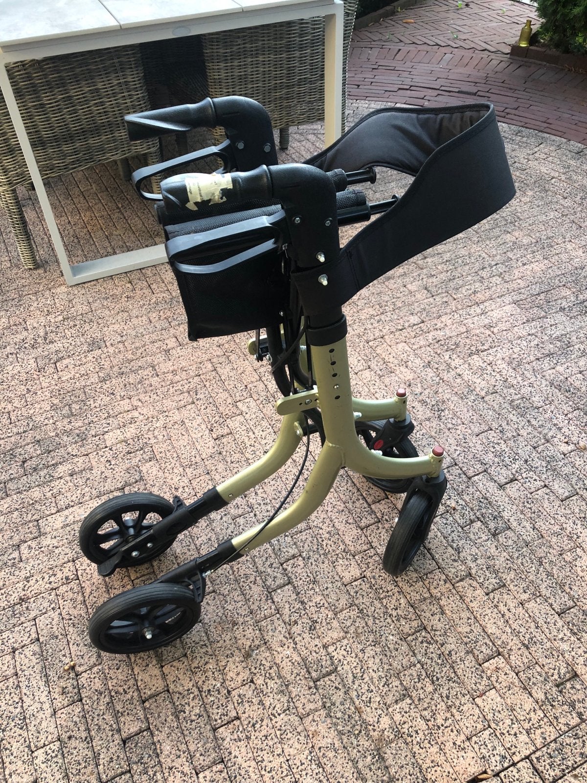 Te Koop licht gewicht -en opvouwbare rollator. Zgan, Diversen, Rollators, Ophalen, Opvouwbaar, Zo goed als nieuw