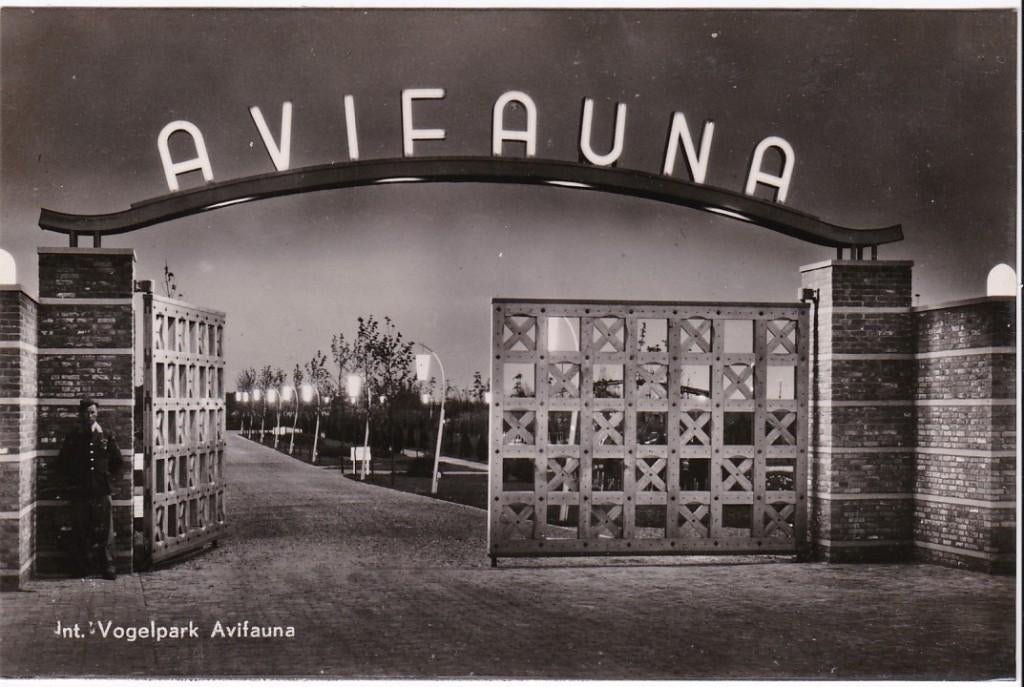 Avifauna -Alphen a/d Rijn Ingang vogelpark poort bij avond., Verzenden, 1940 tot 1960, Ongelopen, Zuid-Holland
