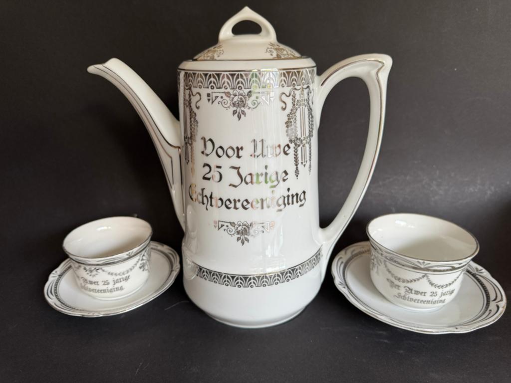 Koffiepot 25 jarige echtvereeniging met 2 kop en schotels, Ophalen of Verzenden