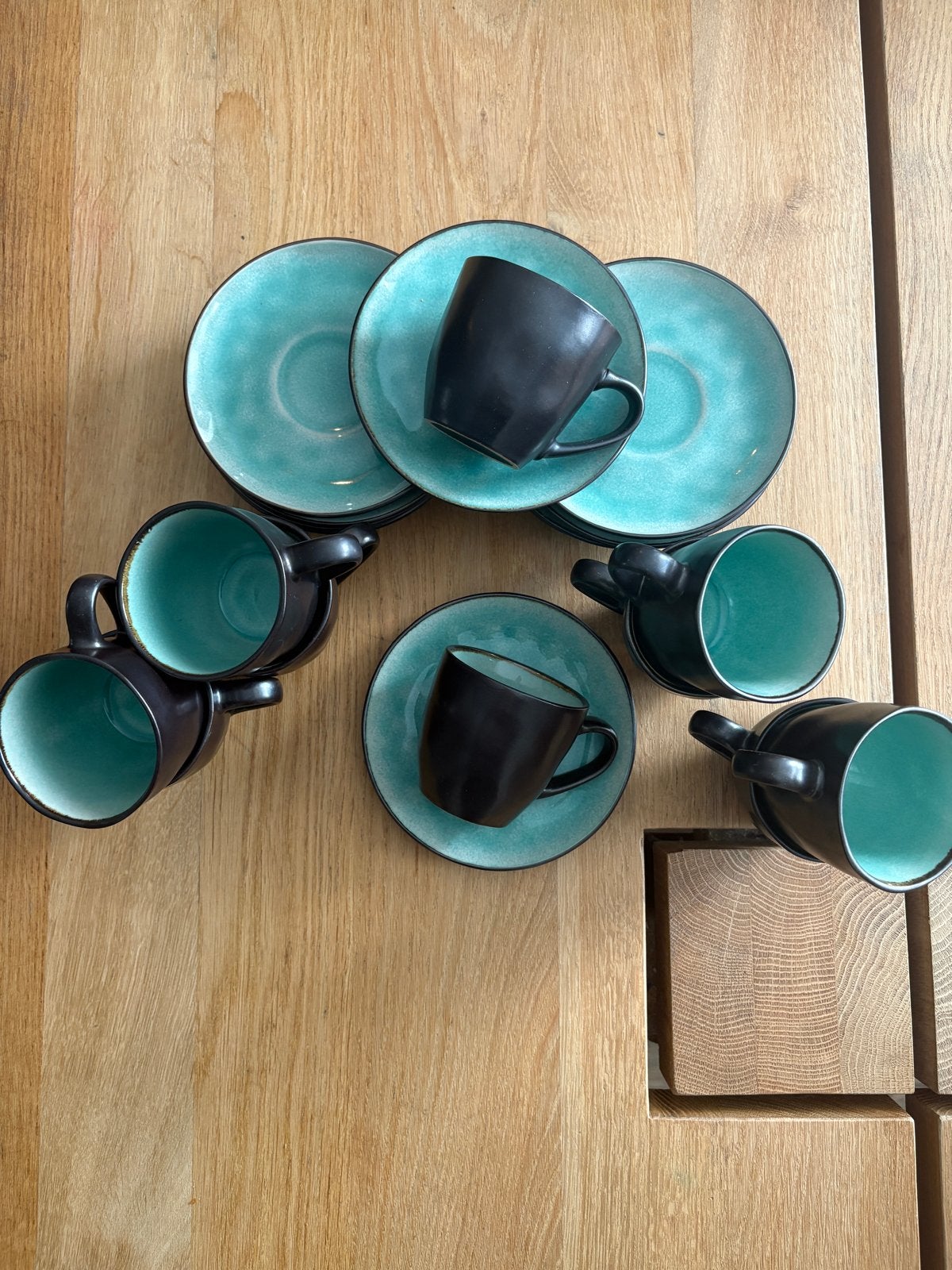 Vibe servies: 12 schotels en 10 kopjes, Ophalen of Verzenden, Gebruikt, Vivo, Kop(pen) en/of Schotel(s)