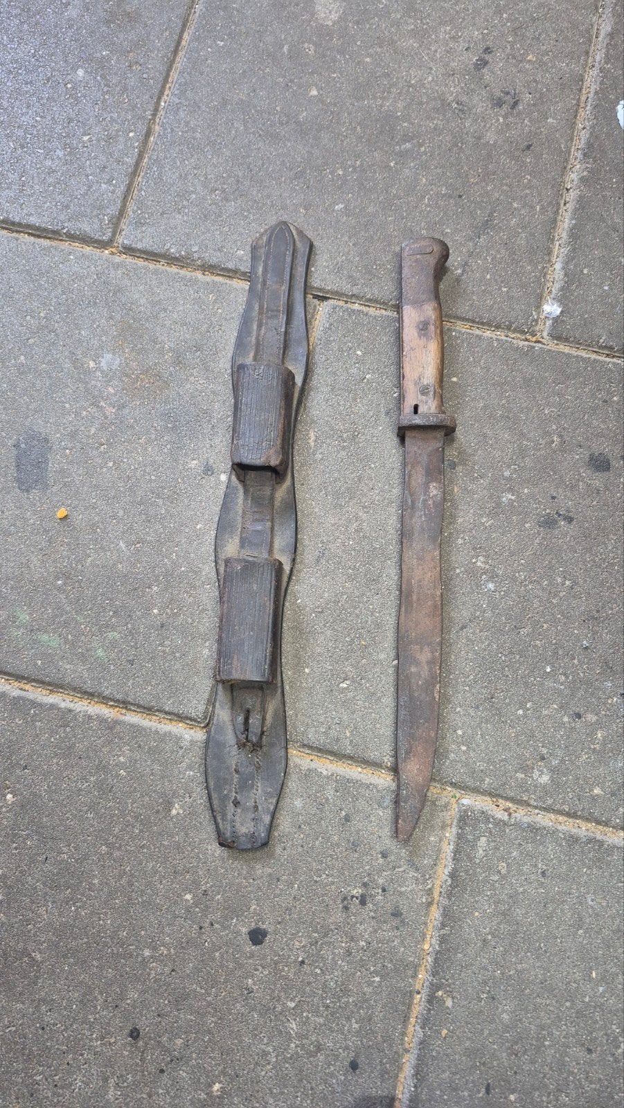 Oud roestig mes met schede - Militaria denk k98, Ophalen of Verzenden, Overige soorten, Overige gebieden, Mes of Dolk
