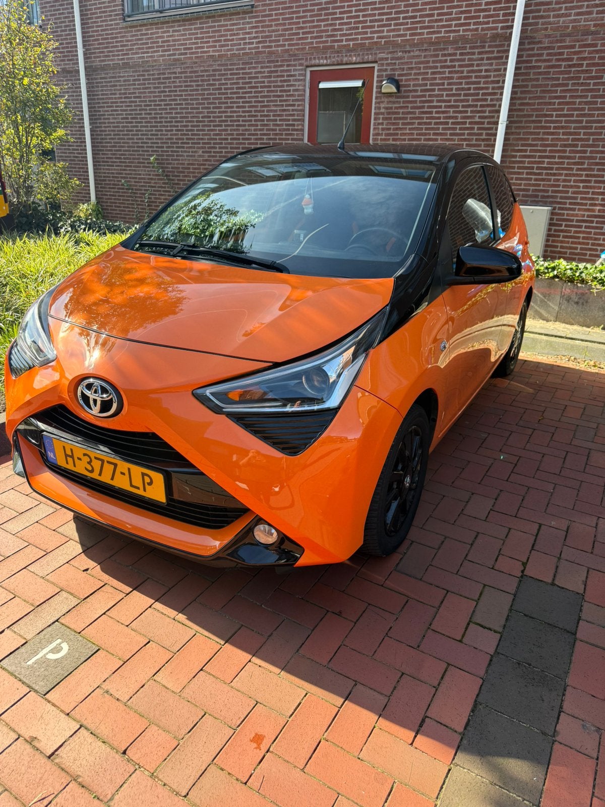 Toyota Aygo 1.0 Vvt-i 72pk 5D 2020 oranje, Auto's, Voorwielaandrijving, Stof, Zwart, Overige kleuren