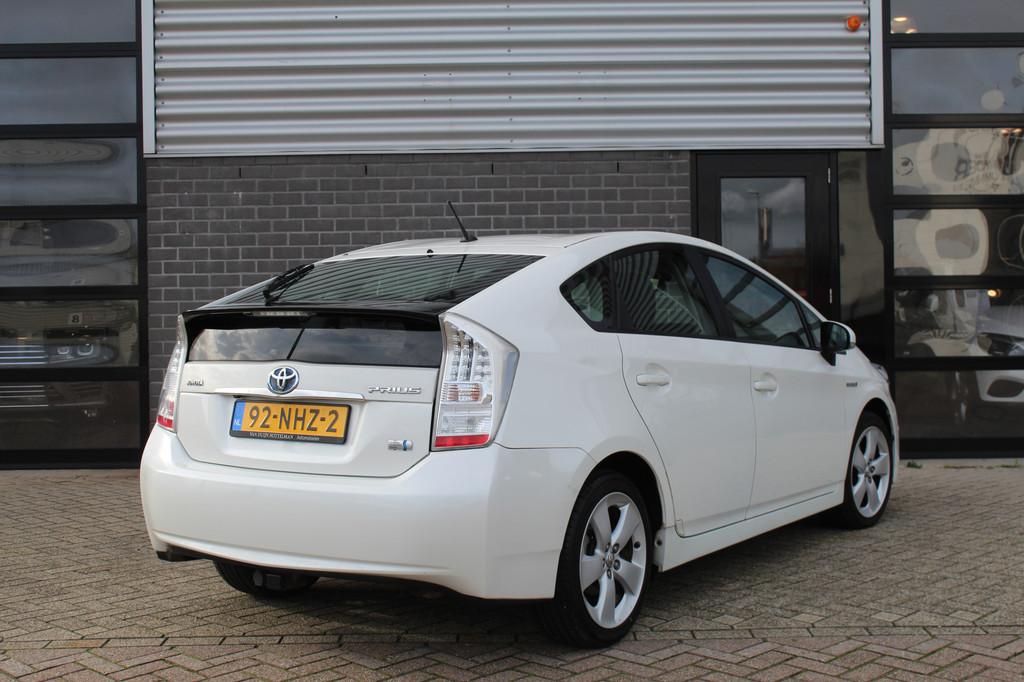 Toyota Prius 1.8 Dynamic / Leer / HUD / JBL / Camera / N.A.P, Gebruikt, Zwart, 4 cilinders, Wit