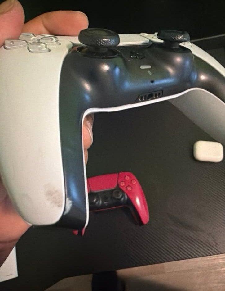 2 PlayStation 5 DualSense controllers (wit en rood), Gebruikt, PlayStation 5, Ophalen of Verzenden, Controller