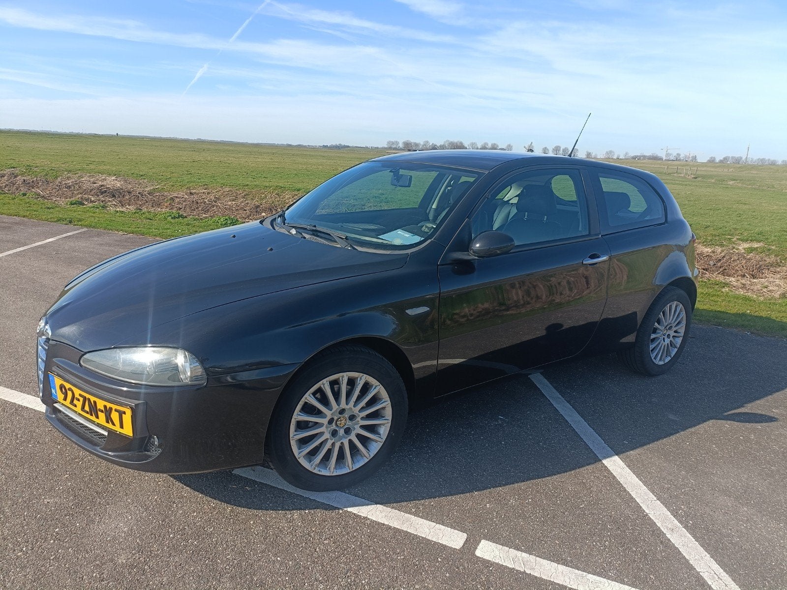 Alfa Romeo 147 1.6 T.spark 16V 88KW 3DR 2008 zwart, Voorwielaandrijving, Parkeersensor, 4 cilinders, 400 kg