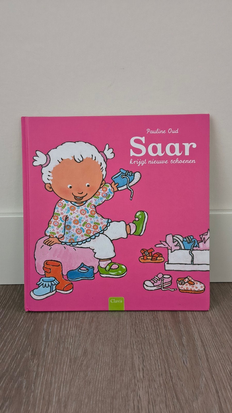 Saar krijgt nieuwe schoenen - Pauline Oud, Fictie algemeen, Meisje, Ophalen of Verzenden, Zo goed als nieuw