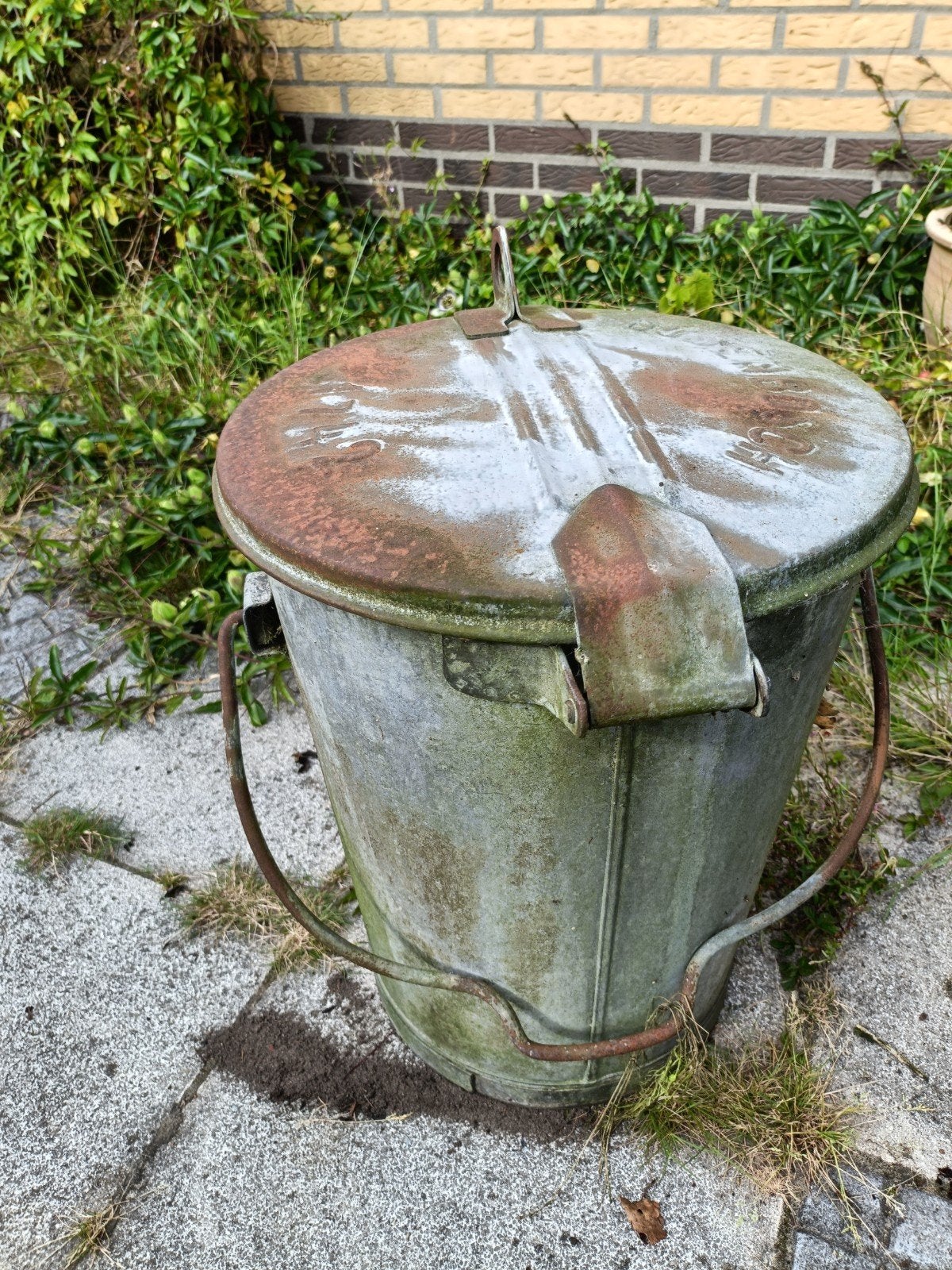 Zinken vuilnisbak, zonder bodem, Ophalen