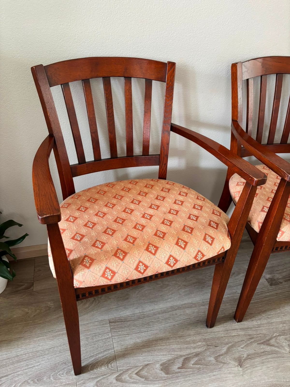 4 Eikenhouten (kersenkleur) eetkamerstoelen met armleuning, Ophalen, Zo goed als nieuw, Vier, Rood