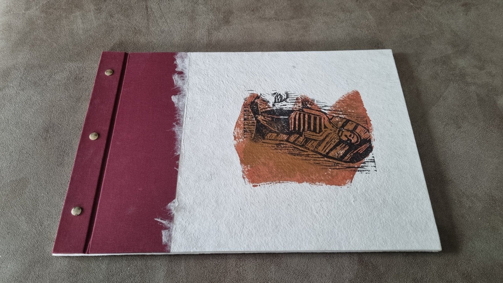 Doreen Bour - Het Offer (2013) - Houtsnede boek, Ophalen of Verzenden, Houtsnede, Origineel, 2000 tot heden