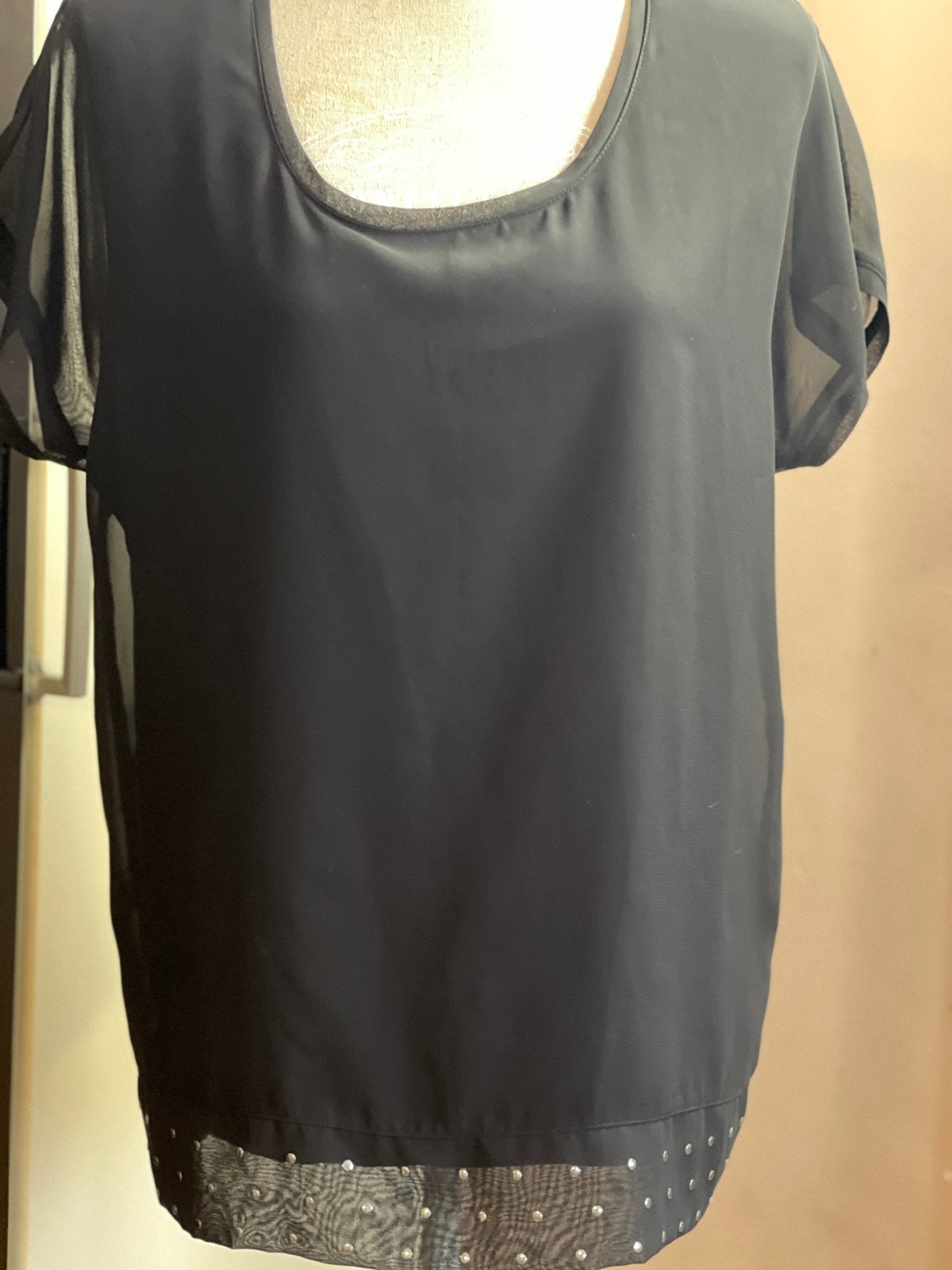 Zwarte blouse met korte mouwen en studs, Zwart, Zo goed als nieuw, Korte mouw, Ophalen