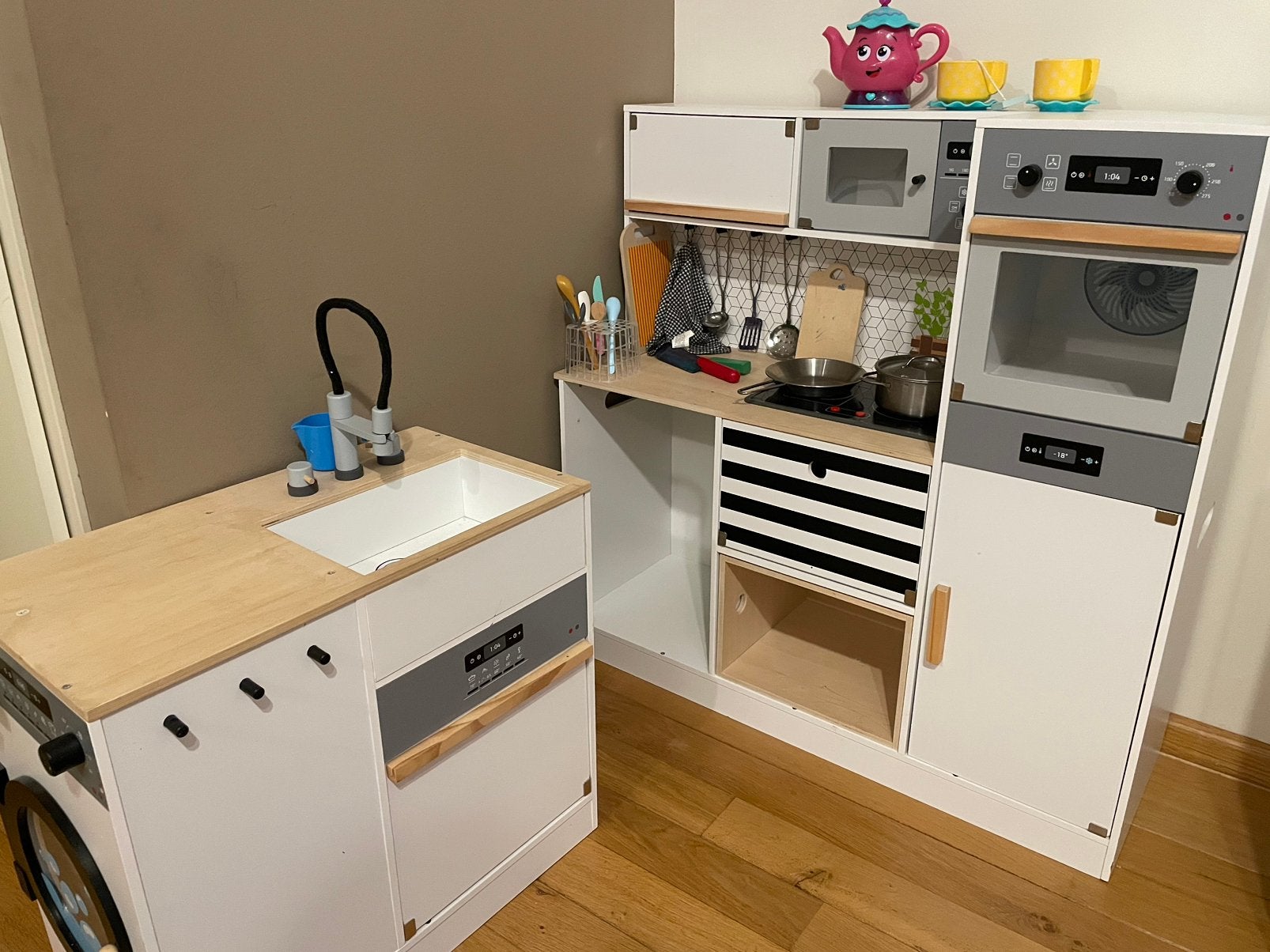 Kleine keuken met wasmachine – 2 secties, Ophalen, Zo goed als nieuw
