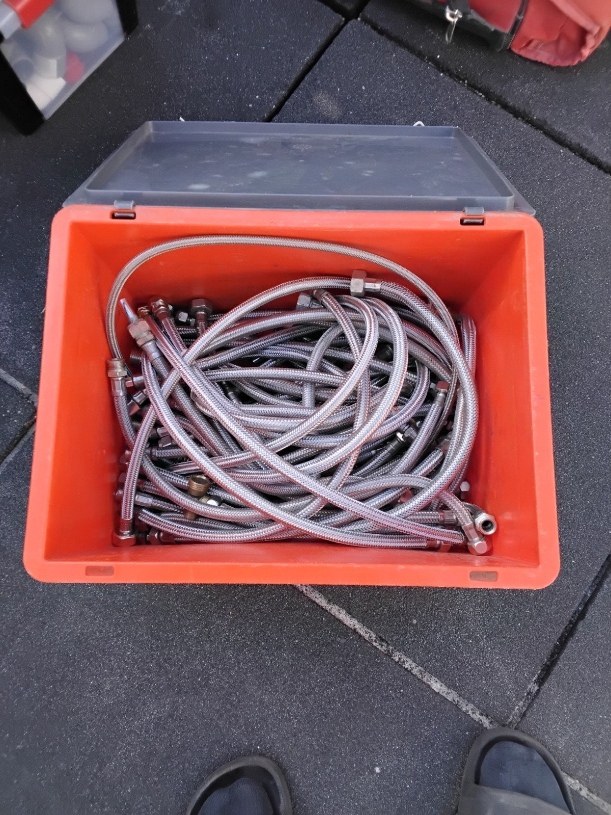 Flexibele waterslangen in opbergbox, Ophalen of Verzenden, Gebruikt, Overige merken, Kabel of Snoer
