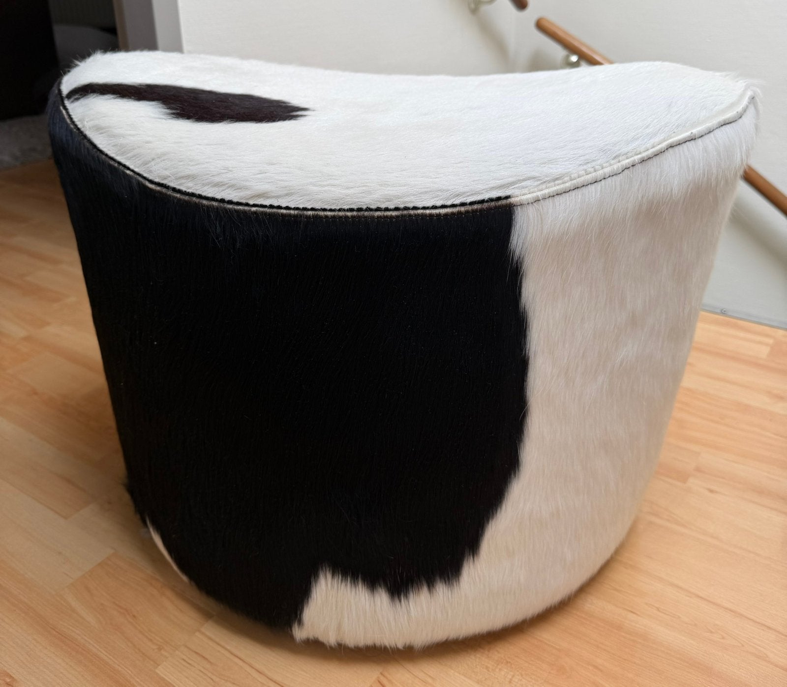 vintage IKEA STOCKHOLM roterende poef met koeienhuid, Ophalen, Zo goed als nieuw, Rond, Minder dan 50 cm