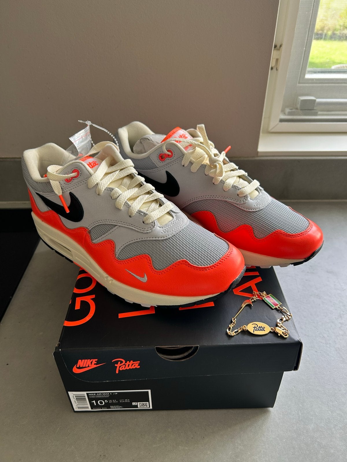 Nike Air Max 1 x Patta ' hyper crimson black pure platinum, Kleding | Heren, Schoenen, Ophalen of Verzenden, Nieuw, Overige kleuren