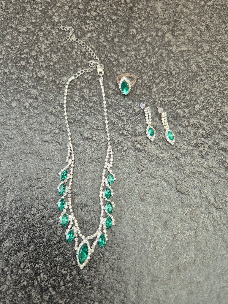 Set van ketting, oorbellen, ring met groene strass steentjes, Ophalen of Verzenden, Zo goed als nieuw, Groen, Overige materialen