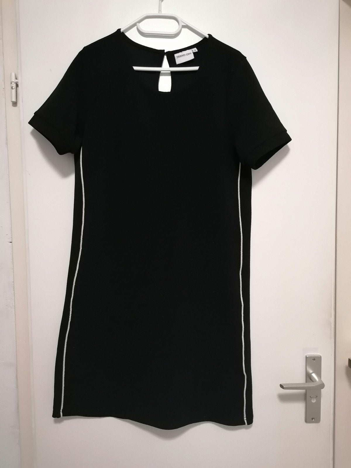 Zwart jurkje met witte strepen, maat M, Maat 38/40 (M), TREND ONE, Zwart, Ophalen of Verzenden
