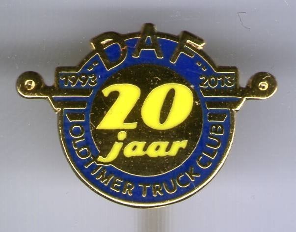 DAF 1993-2013 20 jaar oldtimer truck club speldje ( D_227a), Ophalen of Verzenden, Zo goed als nieuw, Transport, Speldje of Pin