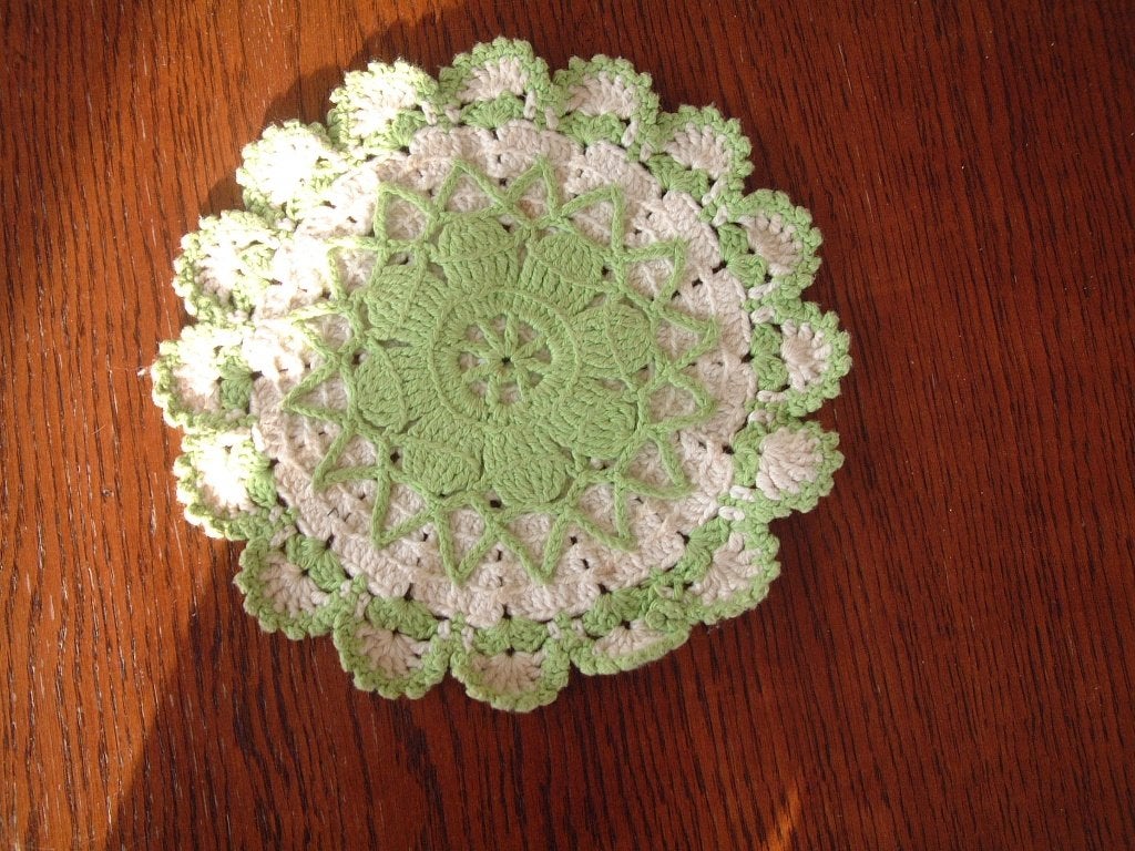 mooi gaaf gehaakt groen/wit rond kleedje nr.6, Antiek en Kunst, Ophalen of Verzenden
