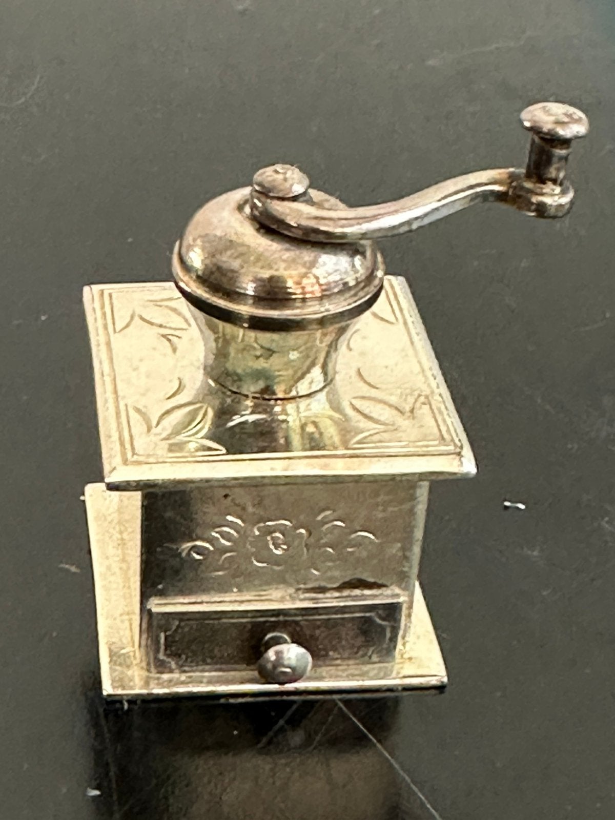 Verzilverd koffiemolen miniatuur beeldje, Ophalen of Verzenden, Gebruikt