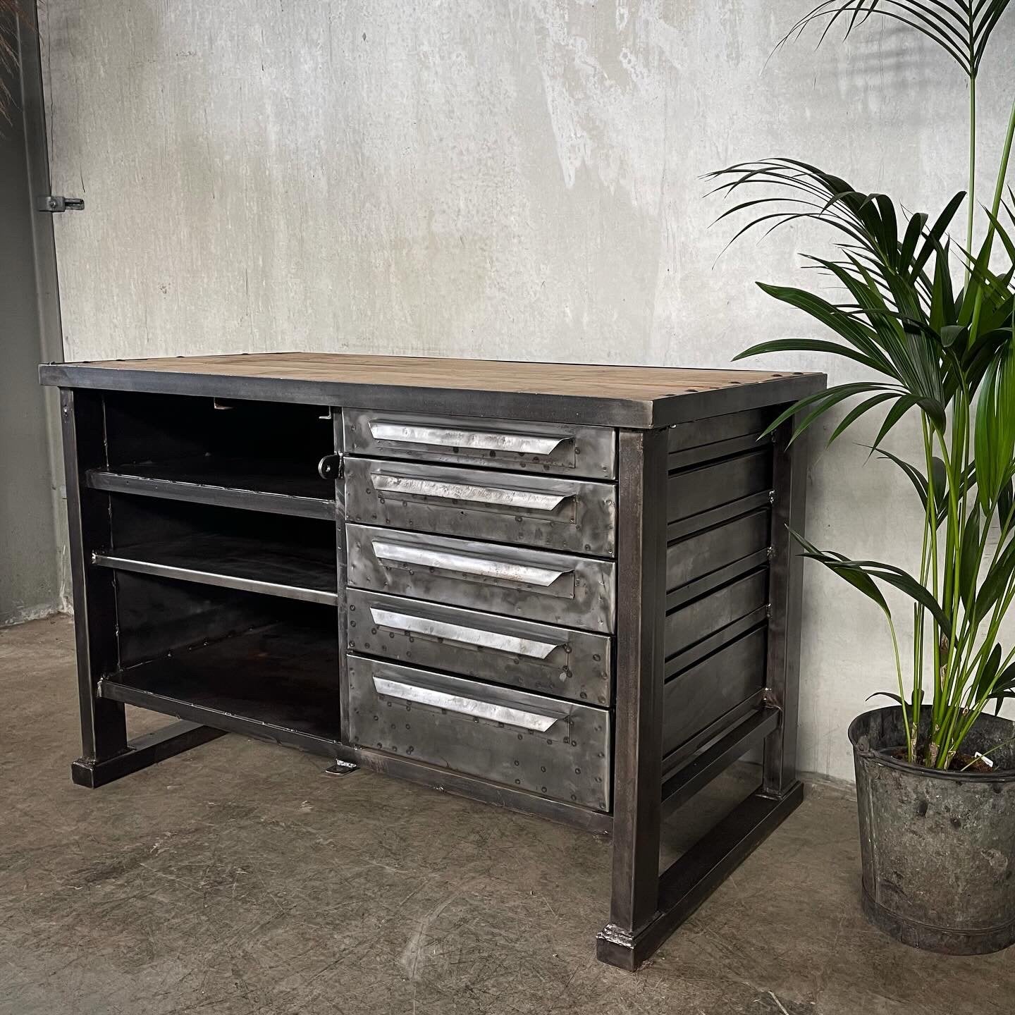 Oude stalen werkbank, dressoir, meubel, vintage kast, Ophalen