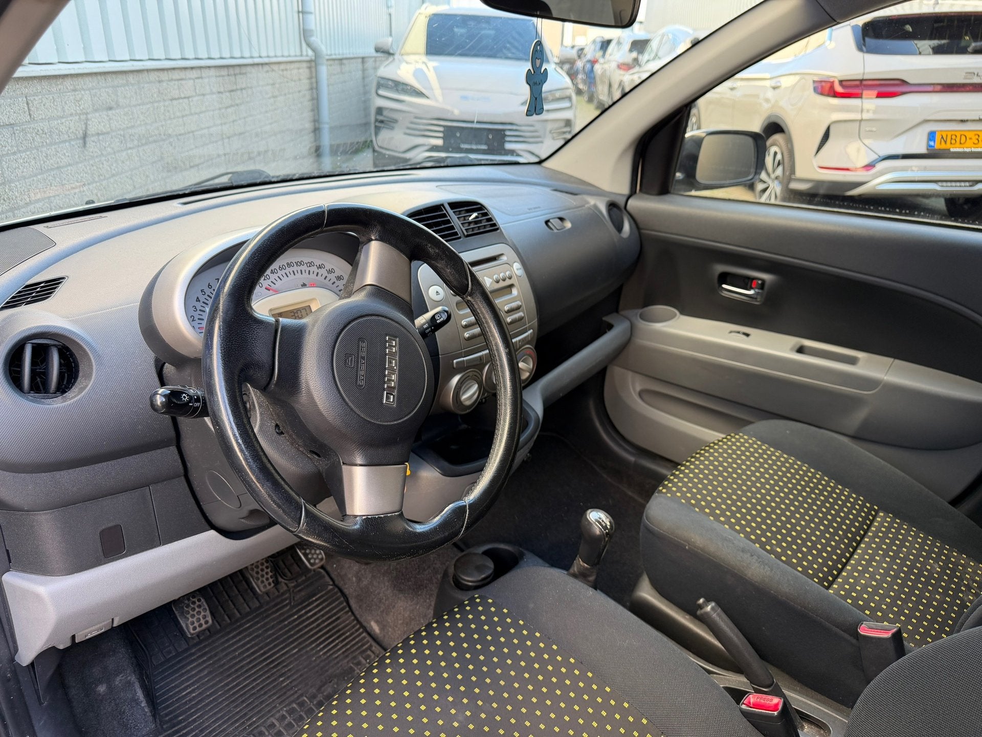 Daihatsu Sirion 2 1.0-12V Premium Nieuwe APK., Auto's, Stof, Gebruikt, Beige, Bedrijf