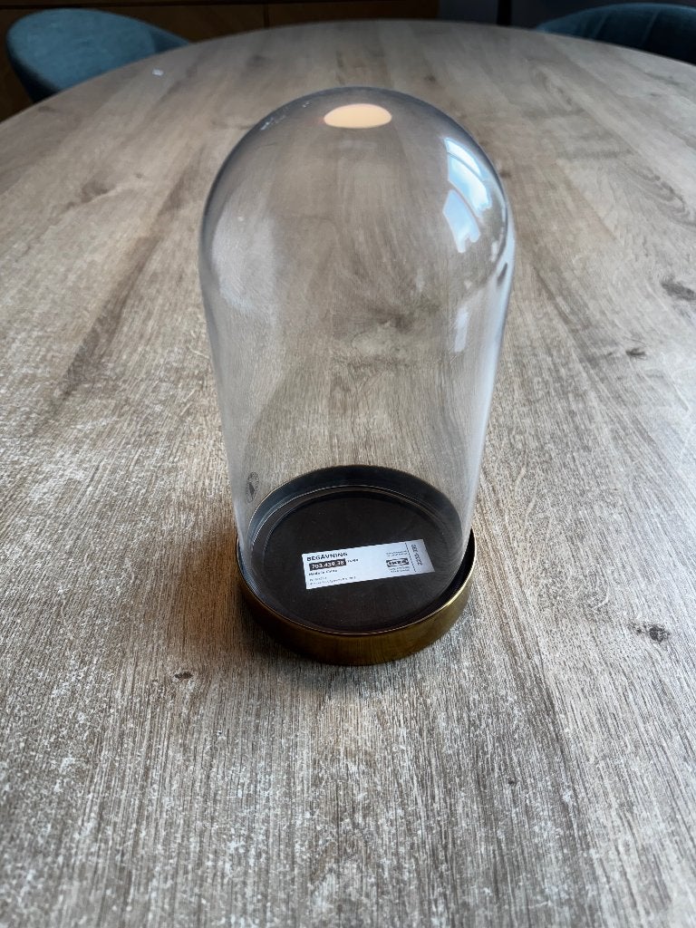 IKEA BEGÅVNING Stolp met glazen koepel en messing voet, Met voet, Ophalen of Verzenden, Zo goed als nieuw, Metaal