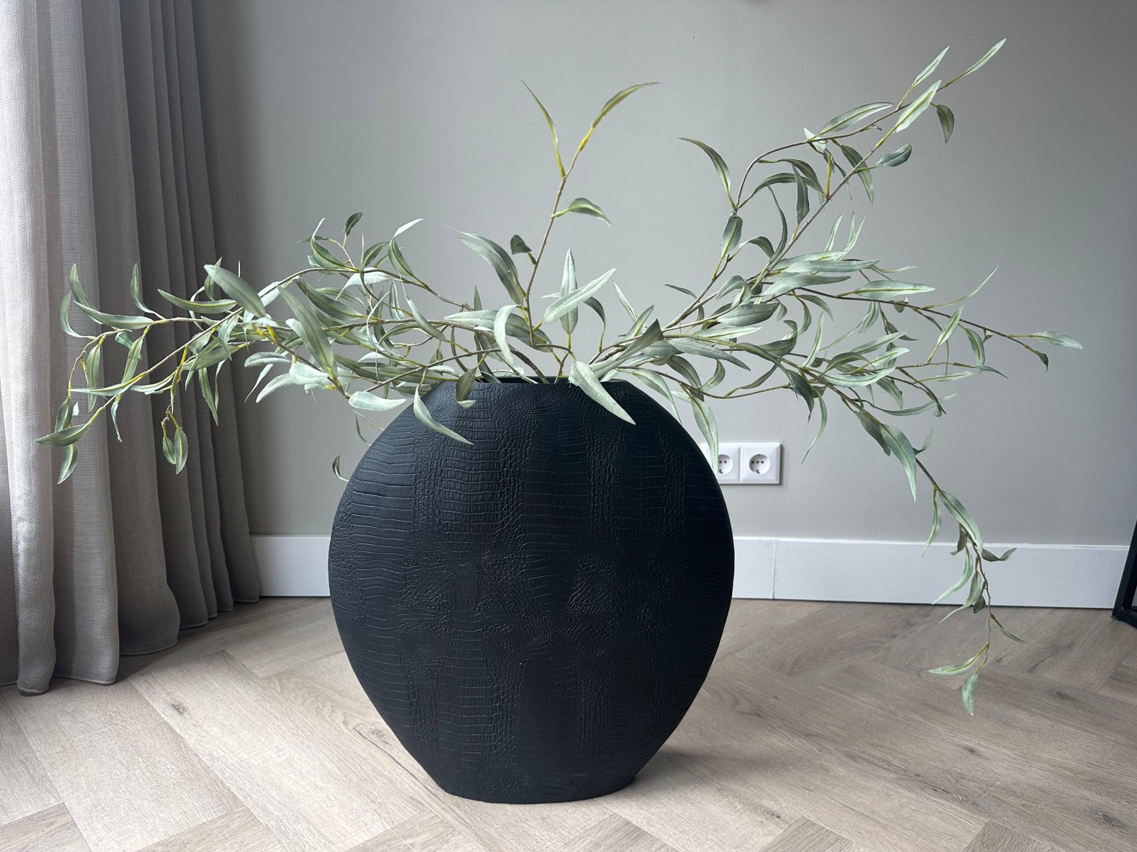 Zwarte vaas van Light and Living, Ophalen of Verzenden, Zo goed als nieuw, Zwart, Minder dan 50 cm