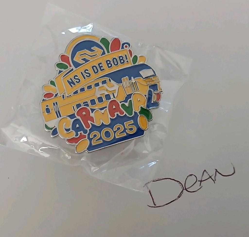 NS is de bob carnaval 2025 pin badge speldje nieuw, Ophalen of Verzenden, Nieuw, Transport, Speldje of Pin