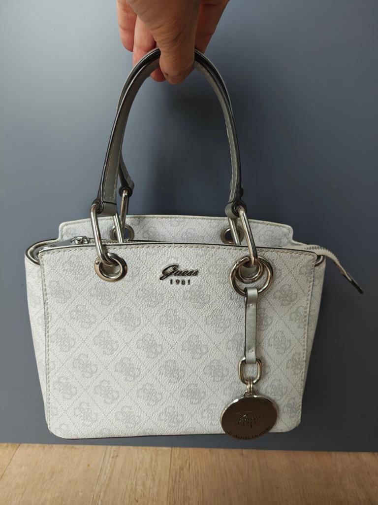 Guess tasje wit/grijs met logo print, Ophalen of Verzenden, Zo goed als nieuw, Grijs, Schoudertasje