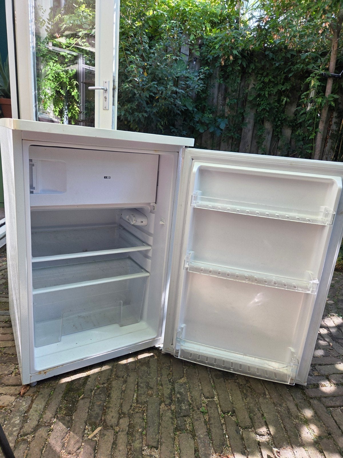 Gebruikte koelkast met vriesvak (deurtje sluit niet goed), Gebruikt, 100 tot 150 liter, Energieklasse A of zuiniger, 45 tot 60 cm