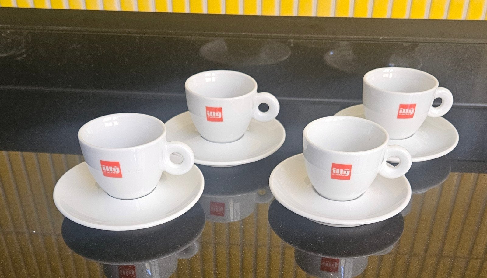 4 Illy kop en schotels - Wit porselein, Huis en Inrichting, Keuken | Servies, Ophalen of Verzenden